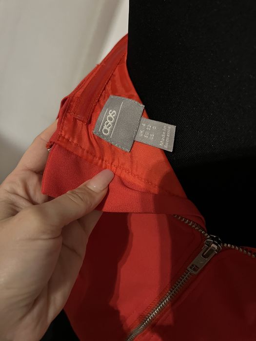 Top ASOS rosu Xs asimetric cu umerii goi