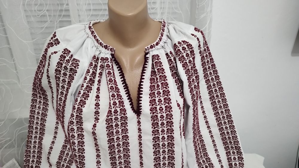 Ie tradițională cu motive florale țesute,zona Făgăraș