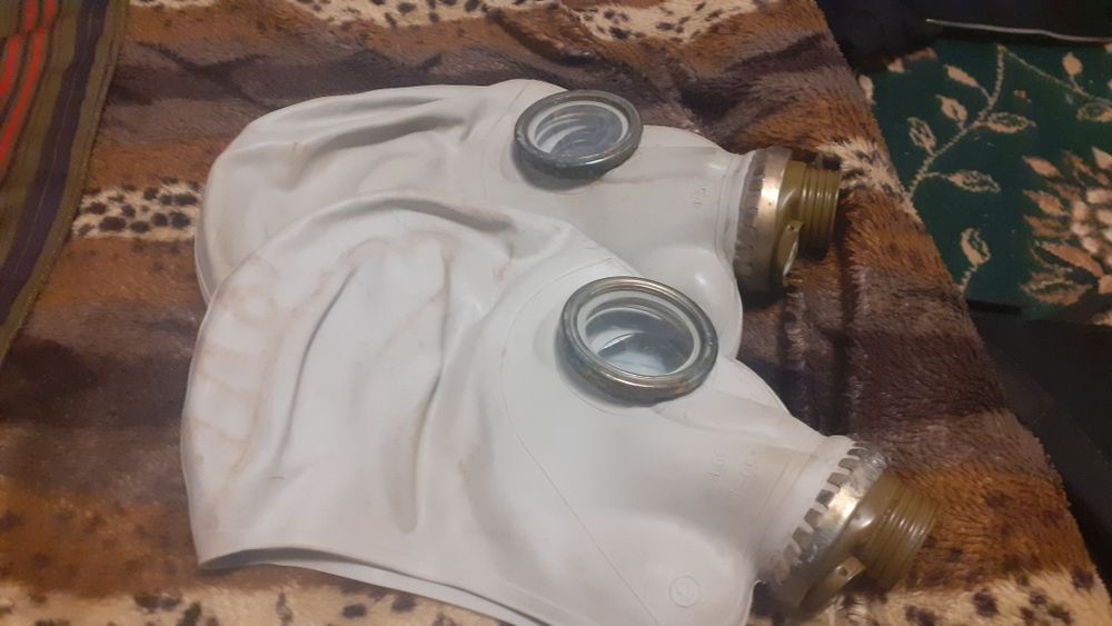 Продам 4 противогаза, описание