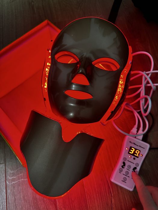Masca faciala cu lumina LED