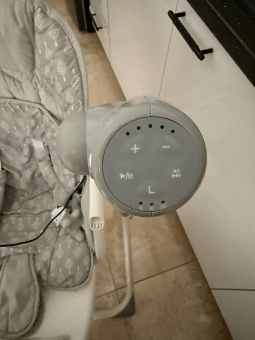 Scaun de masă bebe + leagăn + muzică