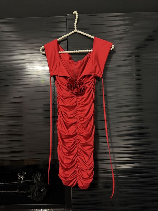 Червена рокля