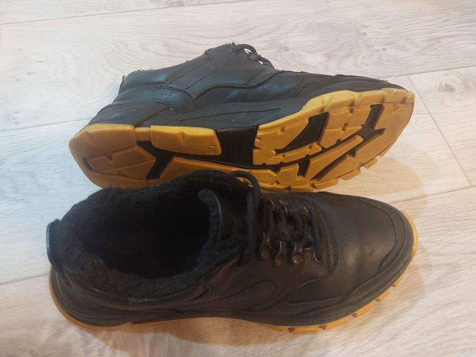 Продам зимние ботинки