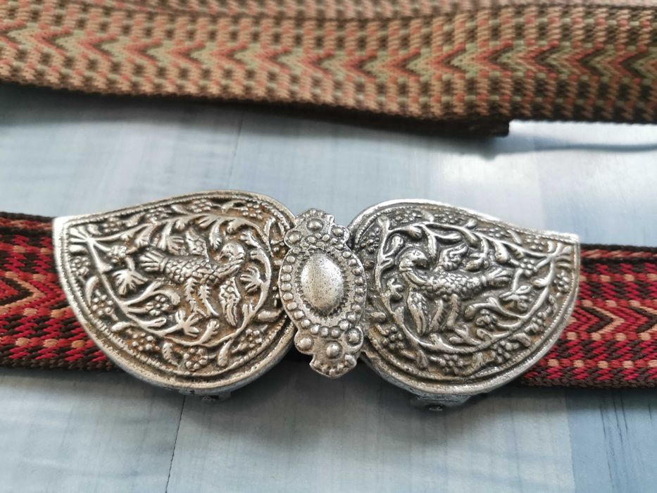 Пафти с колан, плетени дамски чорапи и памучна дантела, допълнение към народна носия