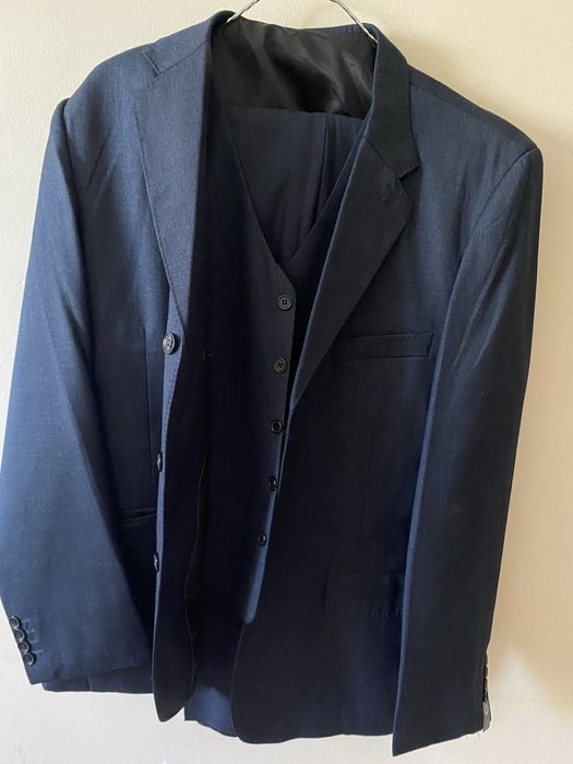 Срочно     Тройка    костюм    мужской     продам .