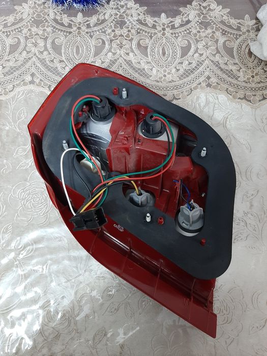 Джентра орка чап фараси, Задняя левая фара