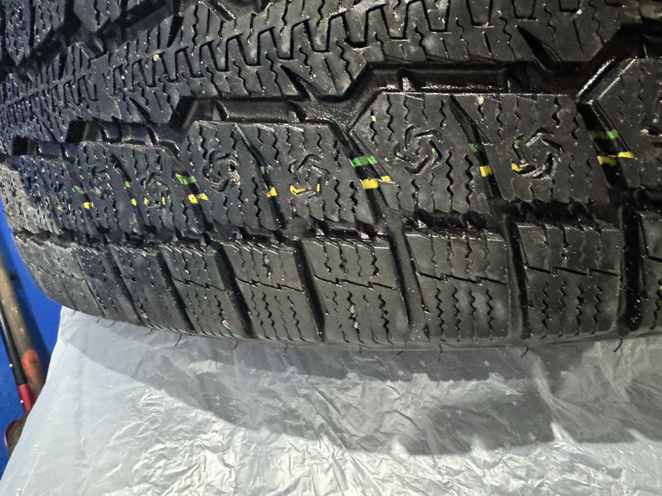 Продам шины toyo r17 65/235