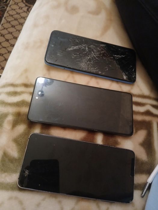 3 telefoane  de vânzare