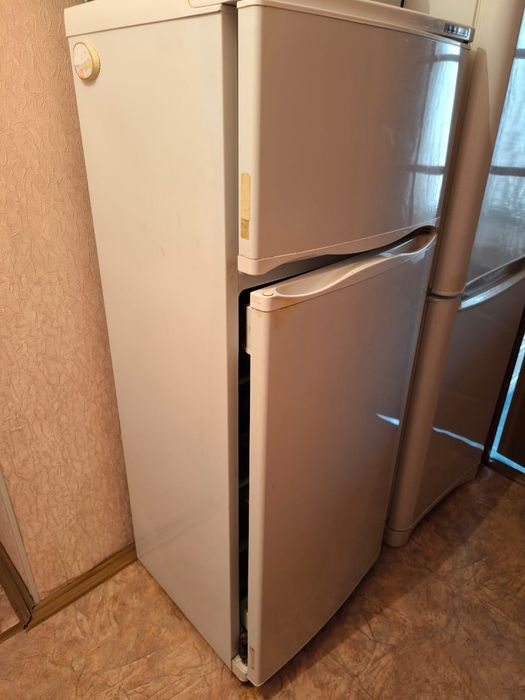 Холодильник двух камерный