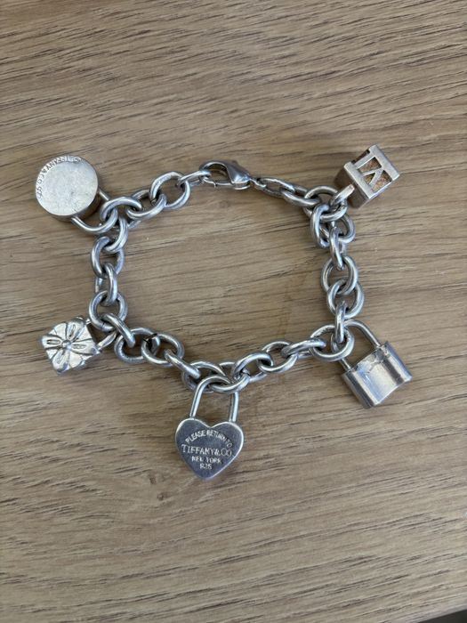 Bratara de argint Tiffany cu 5 charm-uri