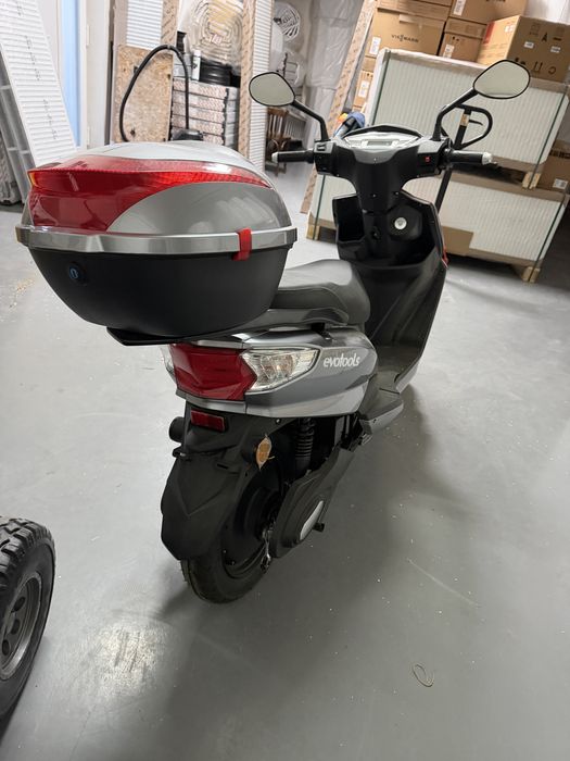Vand scuter electric