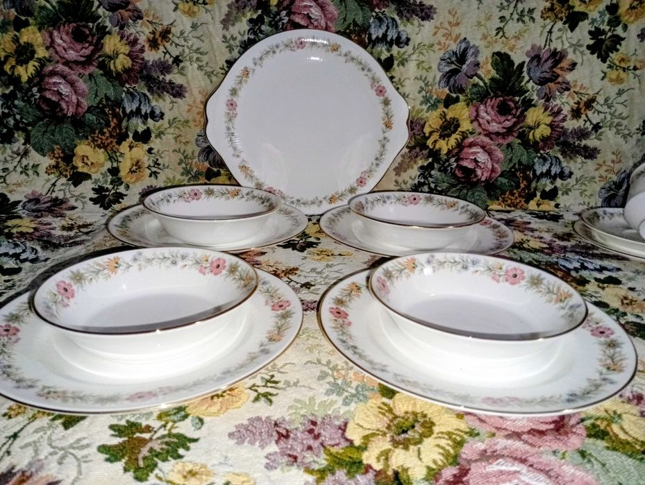 Сервиз за четирима английски костен порцелан от Royal Albert