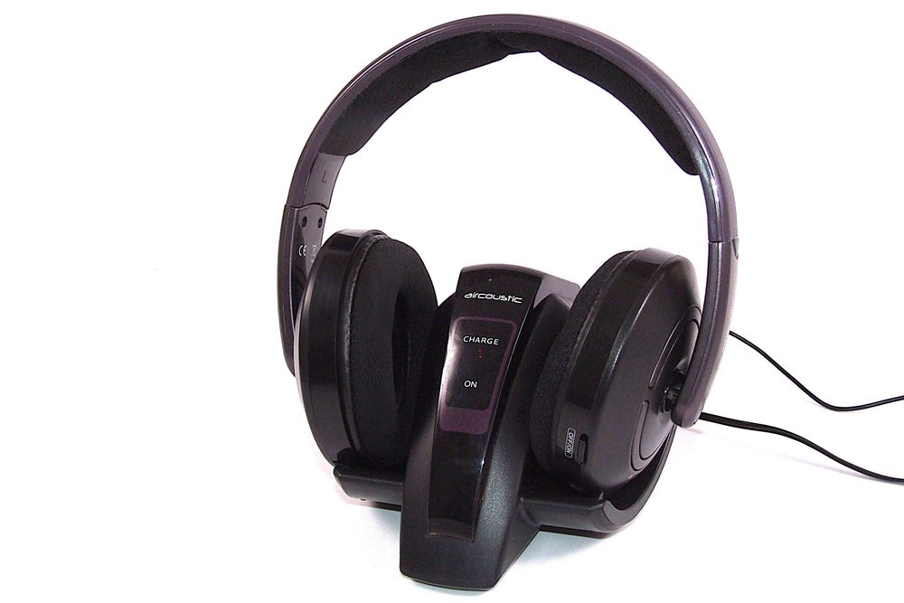 Casti fara fir VIVANCO Aircoustic cu statia de incarcare inclusa: auto-tuning, balans si volum, NOI