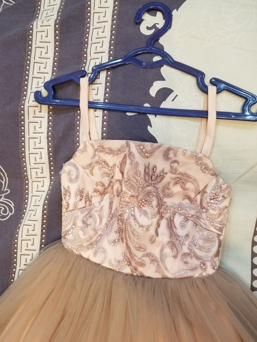 Платье продается вечернее