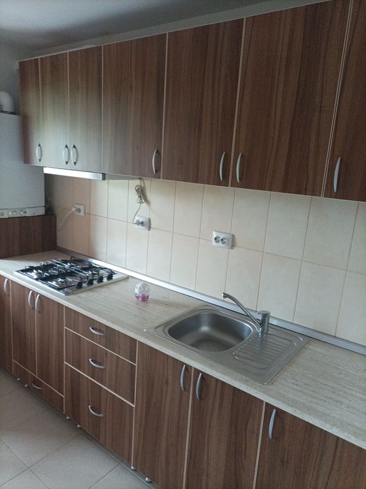 Dau spre închiriere apartament cu o camera 42 m situat pe Calea Turzii lângă benzinaria mol
