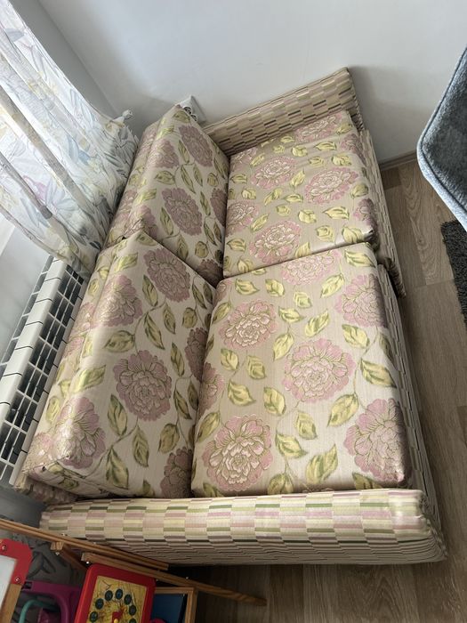 Трапезна маса и диван