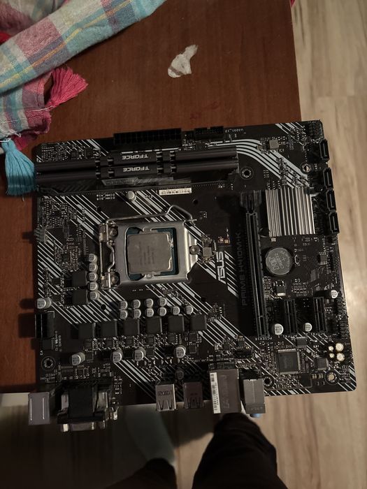 Vand piese de calculator tot ce se vede