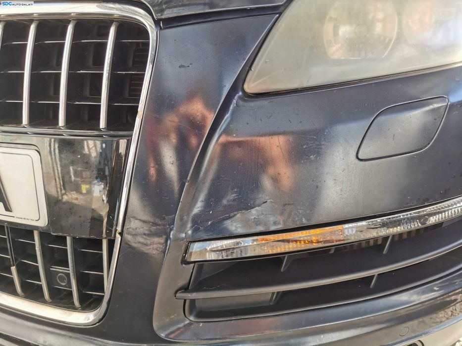 Bara Spoiler Fata Completa cu Grila Emblema cu Spalatoare si Locas Senzori Parcare cu Defecte Audi Q7 4L FL Facelift 2010 - 2015 Culoare LZ5Q [K7101]