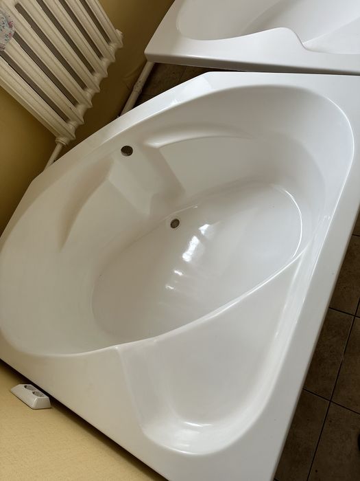 Продам угловую ванну