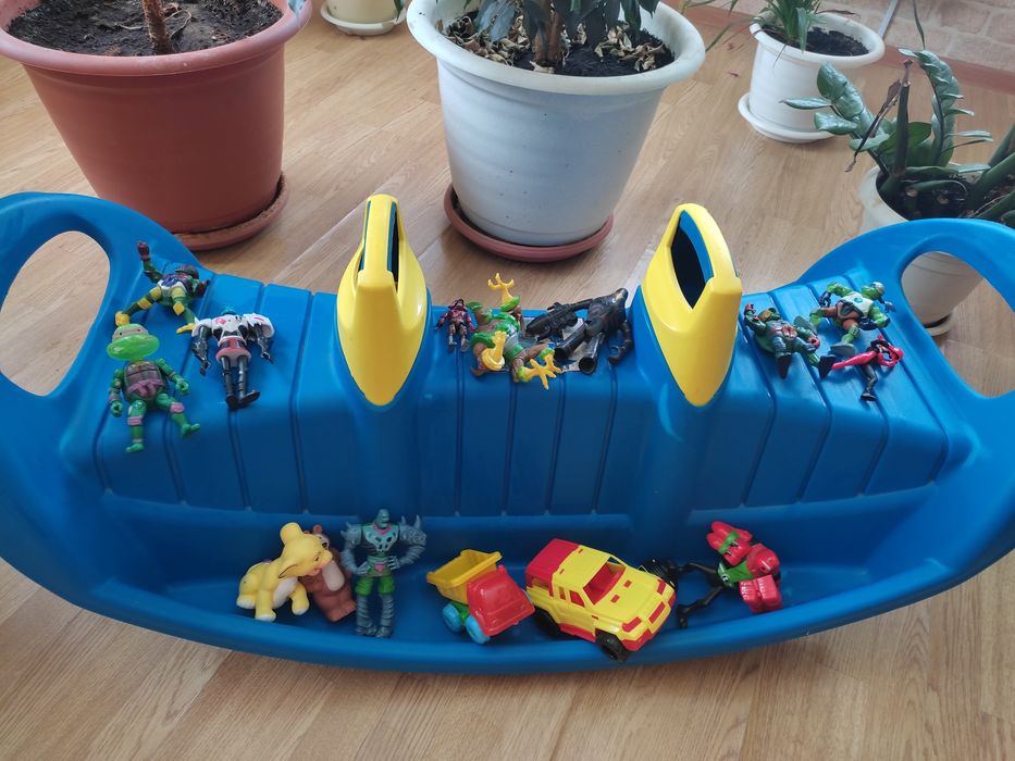 Качели детские+ игрушки