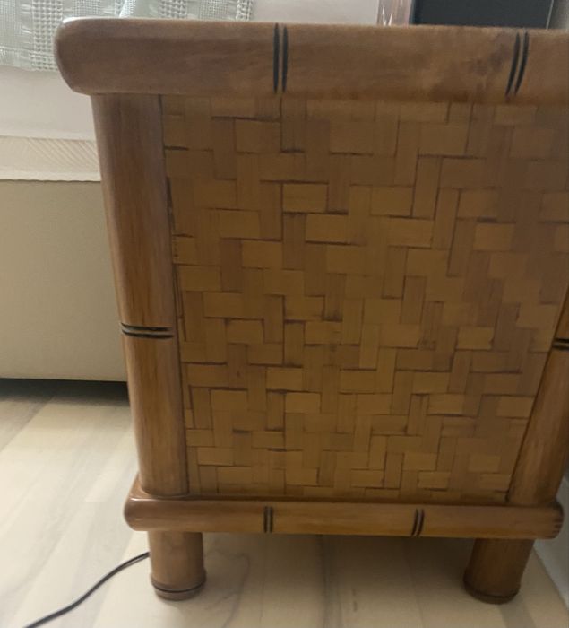 Продам Зеркало  и две тумбочки Дерево