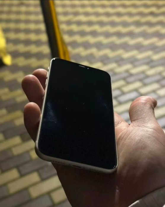 IPhone 11 [64Gb)
