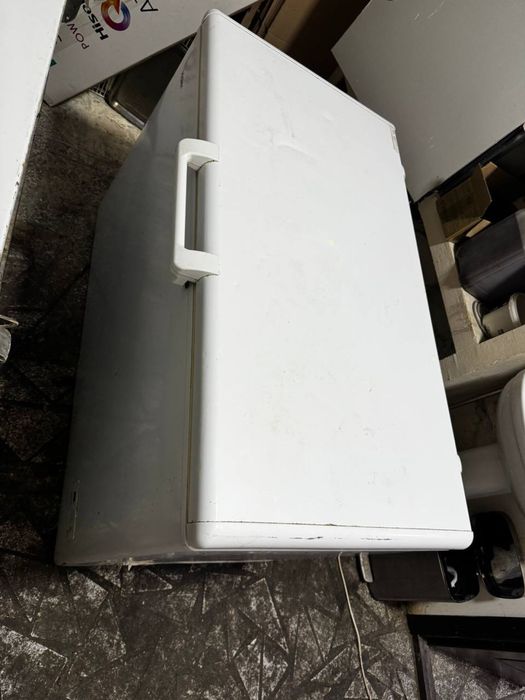 Продаеться морозильник