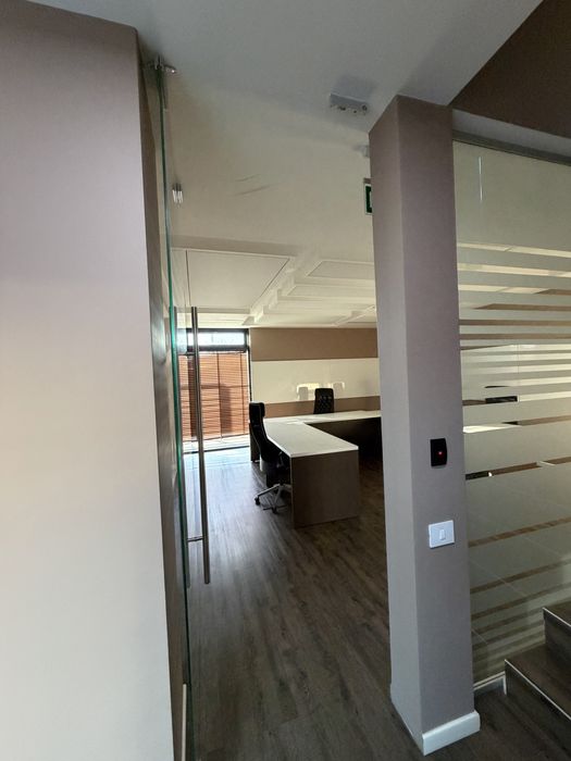 Birou premium în clădire de birouri – mobilat