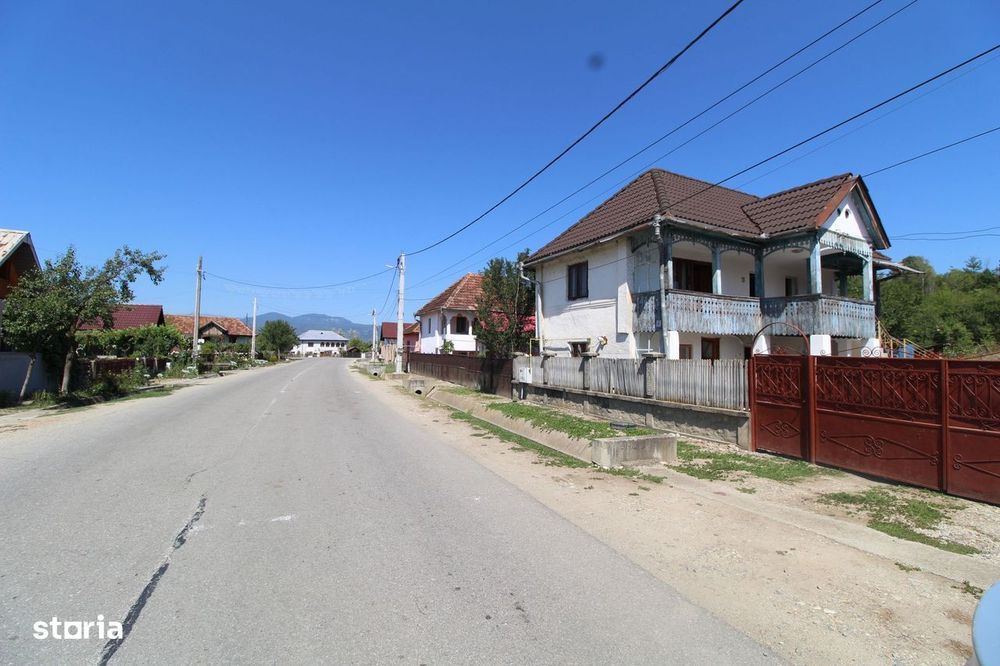 Casă cu teren 2122 m²,  utilități gaze+apă, Godinești