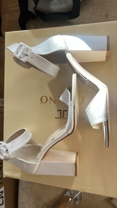 Продаю кожаные босоножки