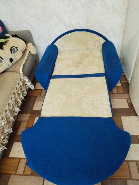 Продам почти даром детски диван и шкафчик