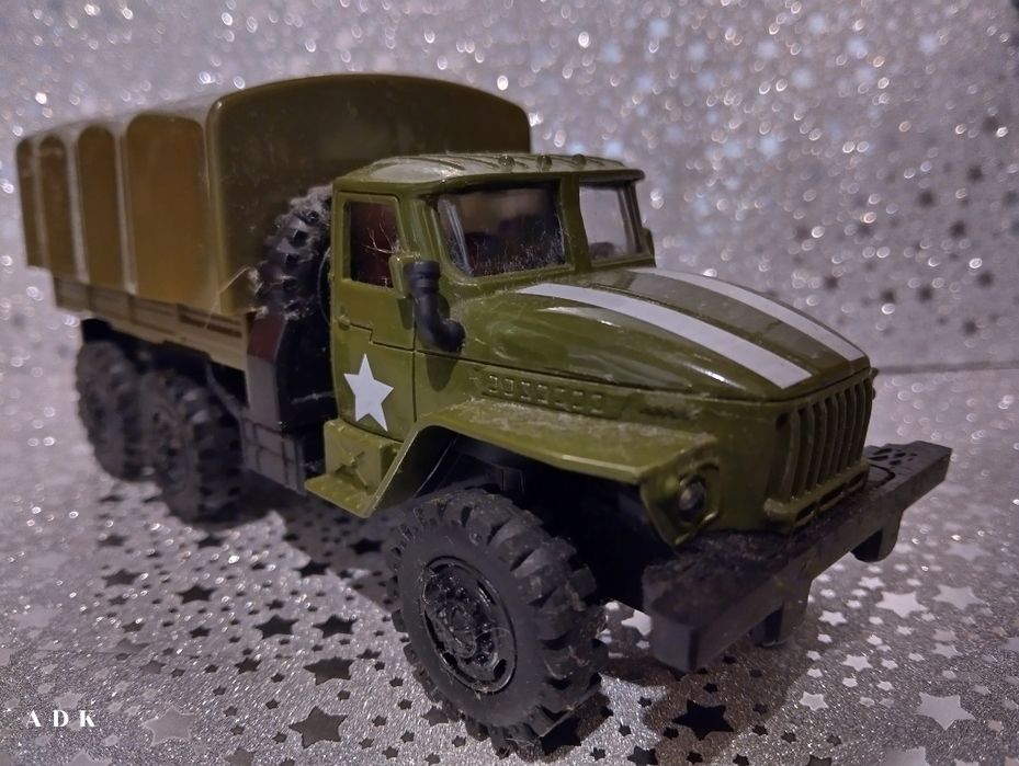 2 camioane militare posibil scara 1/43