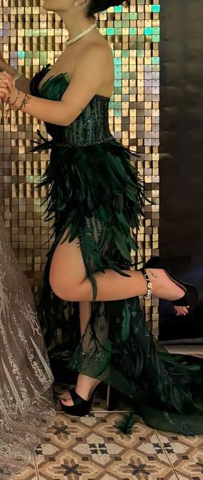 Бална рокля в зелено с пера