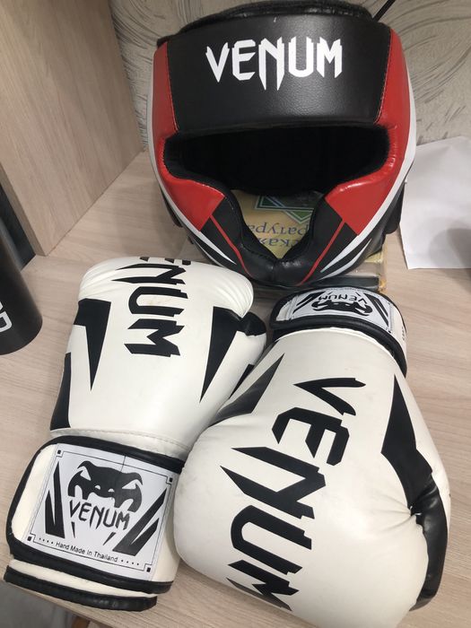 Боксёрские перчатки и шлем