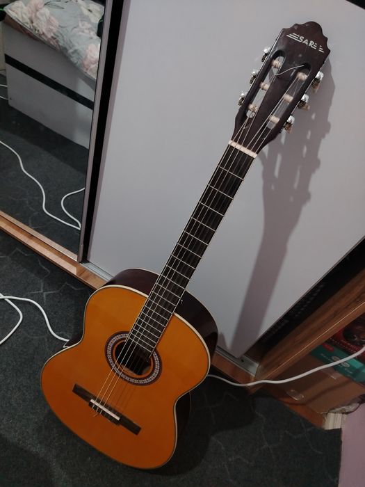 klassic gitara sotiladi