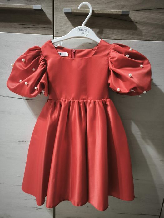 Продам красное атласное платье на девочку