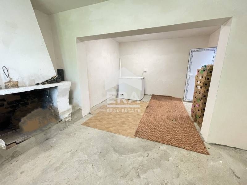 Ексклузивен първи етаж от двуетажна масивна къща за продажба, с двор,