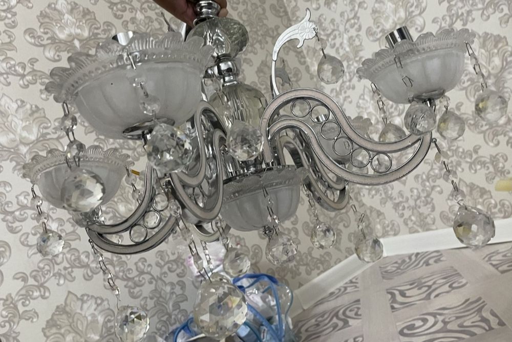 Продам люстру  с кристалом 2 шт