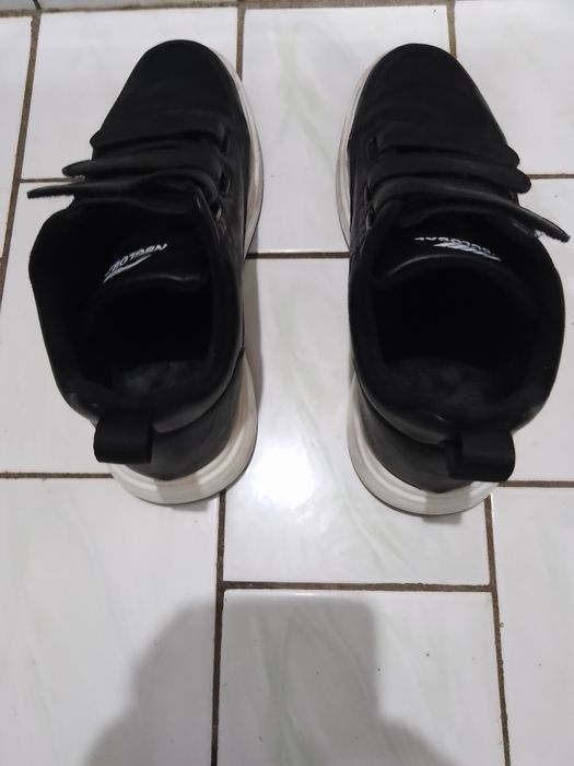 Продам зимние китайские кроссовки