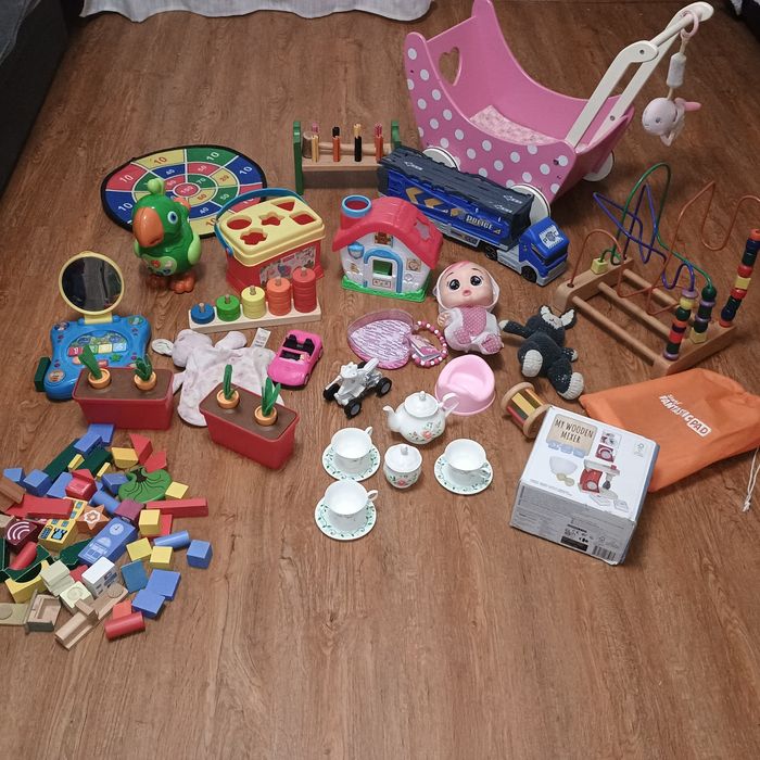 Vând lot de jucării foarte mare