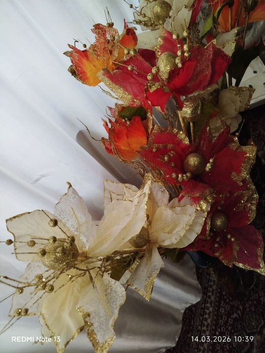 Vaza gullari bilan 2 ta