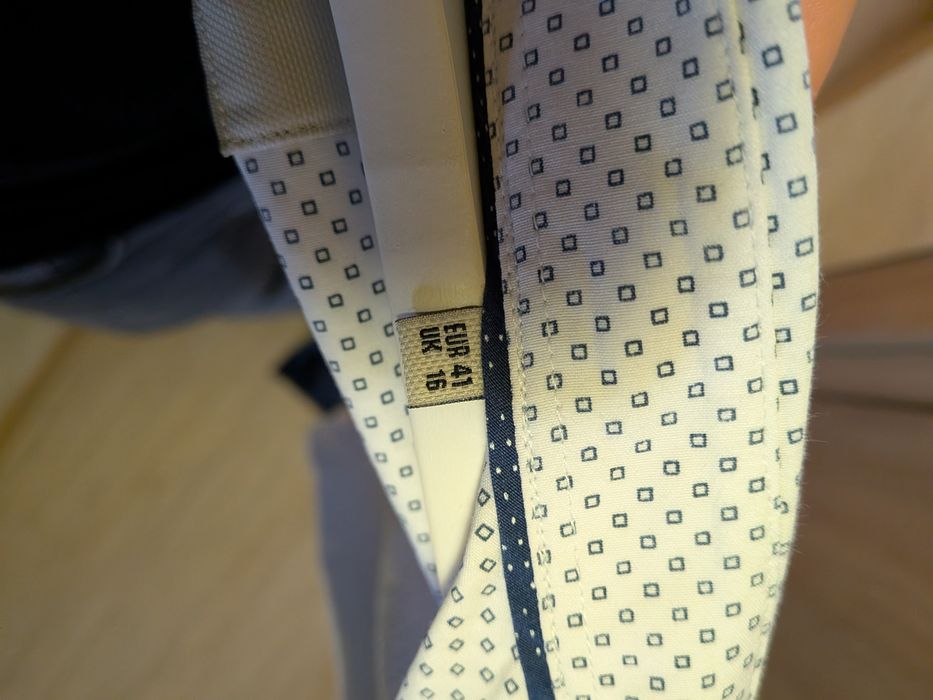 Бяла риза с елементи