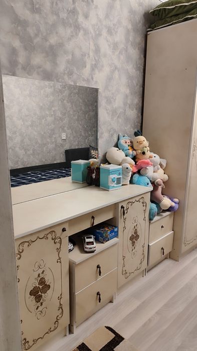 Продам шкаф с комодом и тумбочками!