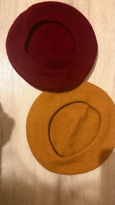 2 berete noi din lână muștar și burgundy