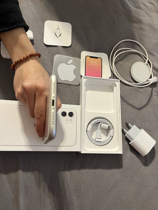 Iphone 11 64 gb бял white перфектен като нов 81% батерия