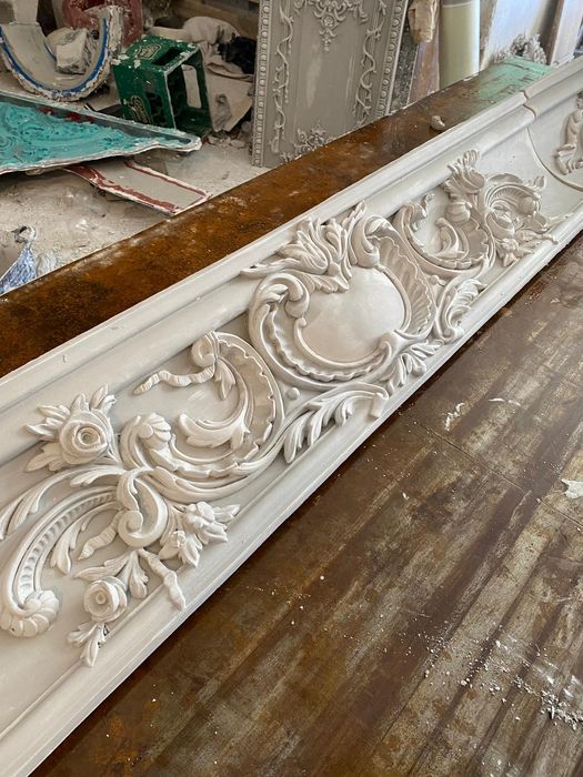Ornamente decorative din ipsos pentru interior.