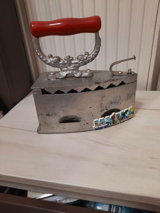 Антична ютия на въглища – автентичен винтидж акцент