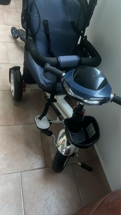 Tricicletă evolutivă cu scaun reversibil, spătar rabatabil și muzică – ca nouă.