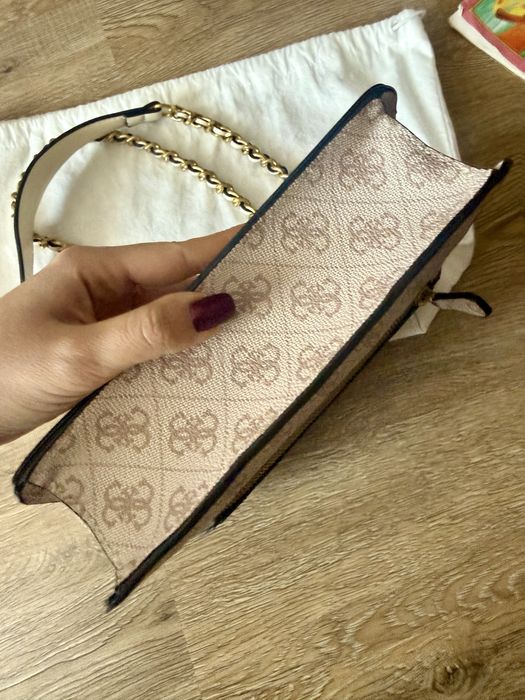 Дамска чанта guess