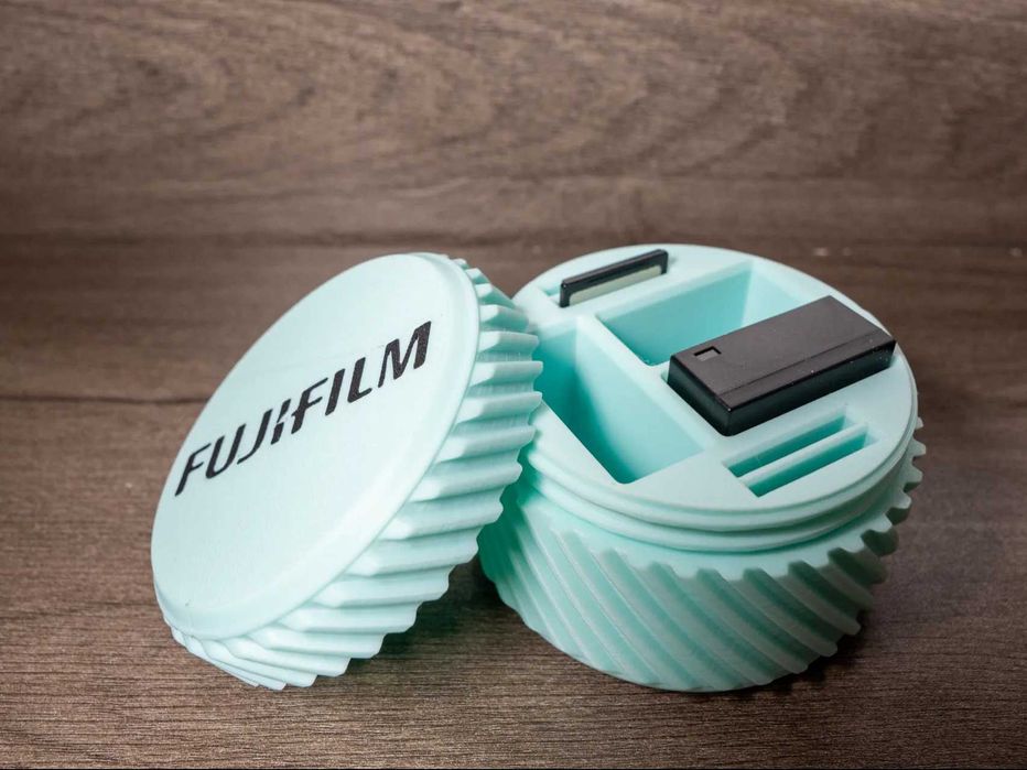 Кутия за батерии и карти (Nikon, Canon, Sony, Fuji) c лoro